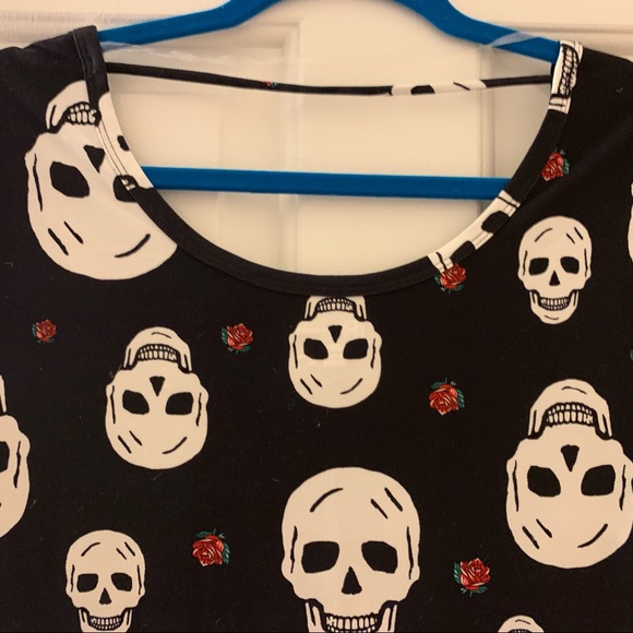 ✨Reduced FOUR sold ONE left! Soft, silky, skull t-shirt w/ a sweet pocket 1 Left - Picture 4 of 4